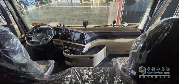 实至名归！乘龙HK LNG牵引车问鼎“2025年度燃气重卡品质引领奖”