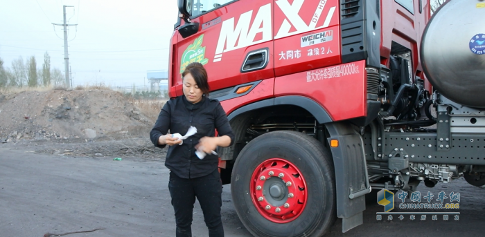 卡车女司机兰兰与全新一代豪沃MAX燃气车运煤路上燃擎创富
