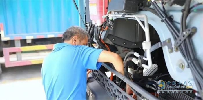 从油车到电车：乘龙H5纯电大单桥为何成为王师傅的货运新选择？
