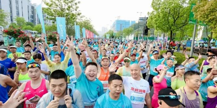 东风龙擎 & 东风新疆携手“堰马”：以奔跑之名，铸品牌之力，启合作新程