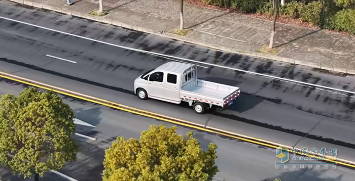 越来越多的配送车辆正悄然更新换代，其中一款被称为“第四代高能小卡”的东风途逸T7正成为运输行业的新宠。今天我们在此给大家推荐东风途逸T7这款极具性价比的高能小卡，它究竟有何魅力？让我们一探究竟。