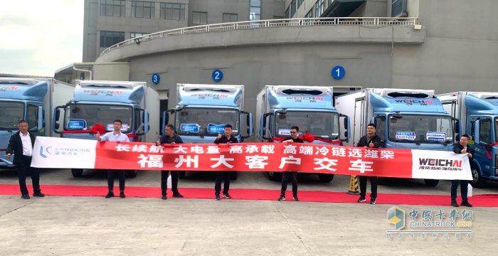 潍柴蓝擎X7冷藏车批量交付福州大客户，硬核性能+全维安全演绎高效标杆！