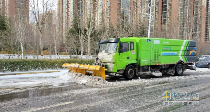 全军出击！宇通环卫以雪为令齐奋战，破冰除雪保畅通