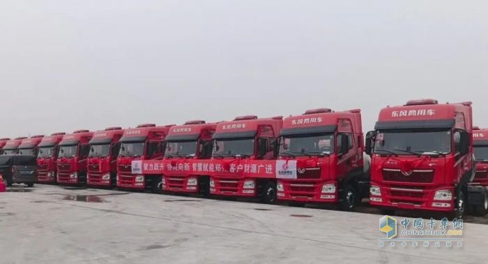 500台战略签约达成！首批70台龙擎牵引车交付河南大客户