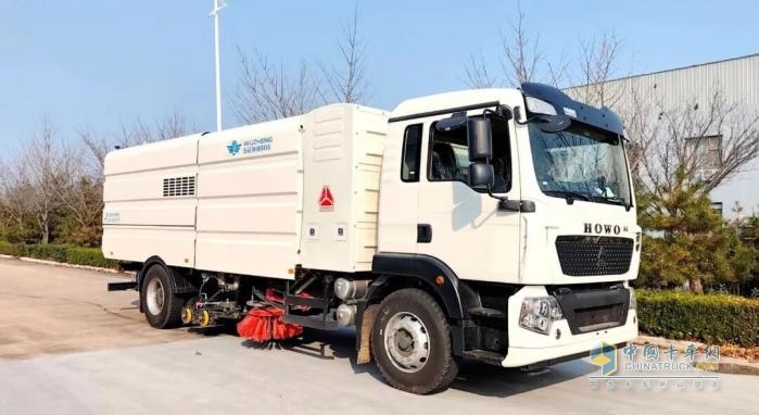 五征18吨纯电动洗扫车：超长续航 全能洁净，高效环卫新标准！