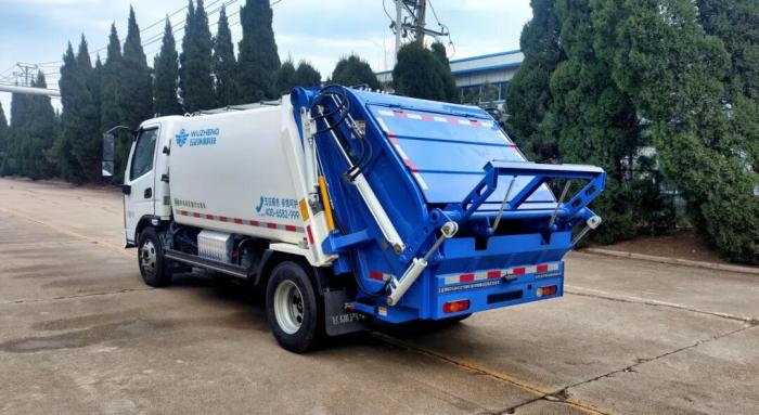 五征纯电动压缩式垃圾车：6方大容积，出入自如，收运高效