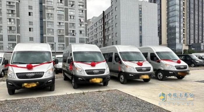 江淮1卡10月交车图鉴:多城批量交付,硬核实力赢得用户认可