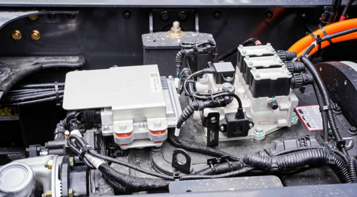 想“抢钱”？还得看乘龙翼威 5 牵引车