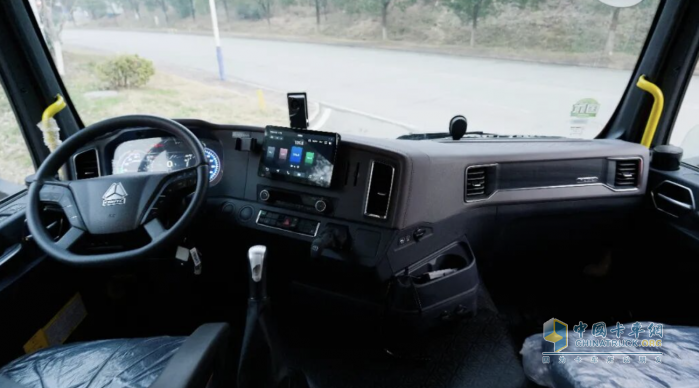 豪沃8t水罐消防车亮相中国重汽集团2026年专用车合作伙伴大会