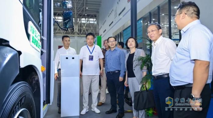 智绘江城新画卷！宇通环卫携城市环境升级方案亮相武汉环卫展