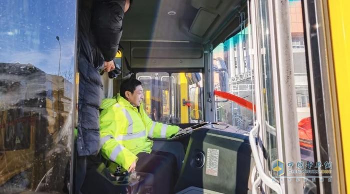 宇通纯电动高速扫路车批量交付天津，助力绿色养护升级！