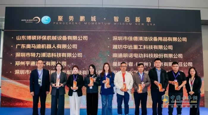 亮相2025深圳CCE展！宇通8吨纯电密闭式桶装垃圾车破解垃圾桶收运难题！