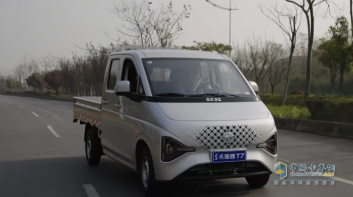 越来越多的配送车辆正悄然更新换代，其中一款被称为“第四代高能小卡”的东风途逸T7正成为运输行业的新宠。今天我们在此给大家推荐东风途逸T7这款极具性价比的高能小卡，它究竟有何魅力？让我们一探究竟。