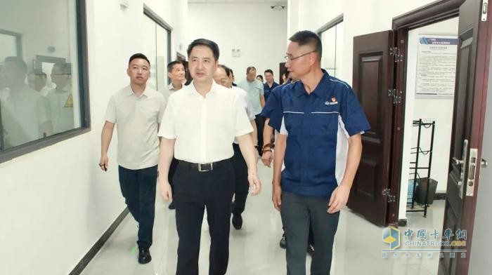 重庆市政府副市长郑向东调研长安跨越：勉励企业以创新驱动商用车产业高质量发展