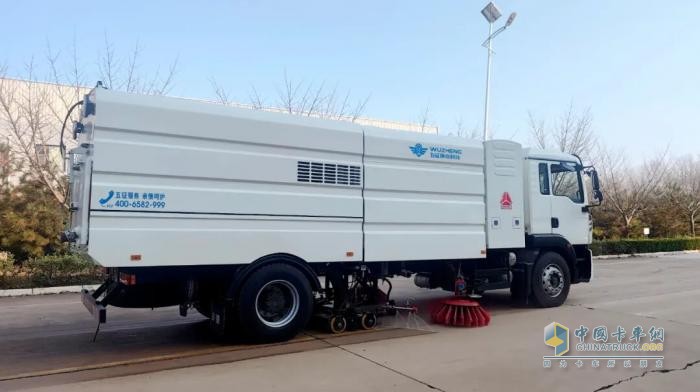 五征18吨纯电动洗扫车：超长续航 全能洁净，高效环卫新标准！