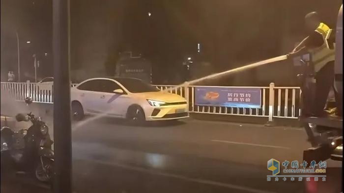 路遇群众车辆自燃，福龙马清洗车化身“及时雨”