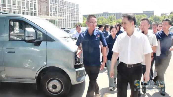 重庆市政府副市长郑向东调研长安跨越：勉励企业以创新驱动商用车产业高质量发展