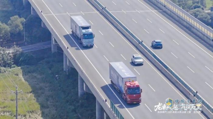 乘龙卡车闪耀乌鲁木齐,共启丝路干线运输创富新程