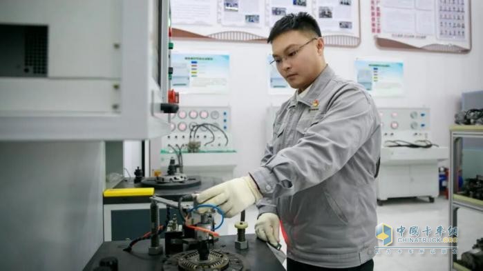 福田汽车：毫厘之间见证跨越 从一线劳模身上触摸中国汽车产业脉搏