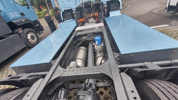 每年多赚3万！乘龙翼威5纯电牵引车资源运输创富新标杆