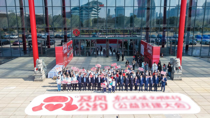 东风天龙哥卡友火场救援显担当 及风公约道路救援活动获表彰