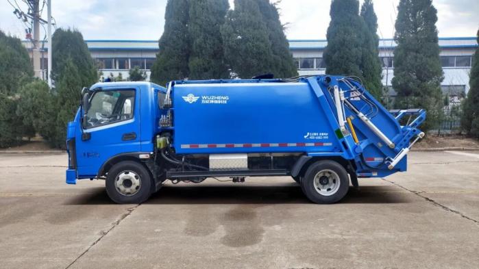五征纯电动压缩式垃圾车：6方大容积，出入自如，收运高效