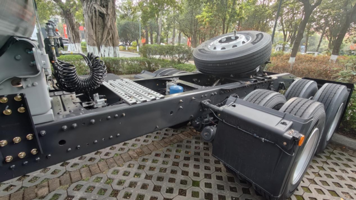 以实力告别“硬扛”，乘龙H5V LNG牵引车演绎高效赚钱的从容哲学