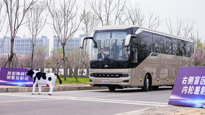 睿控E+平台重磅发布！宇通科技节擘画“智电融合”新蓝图