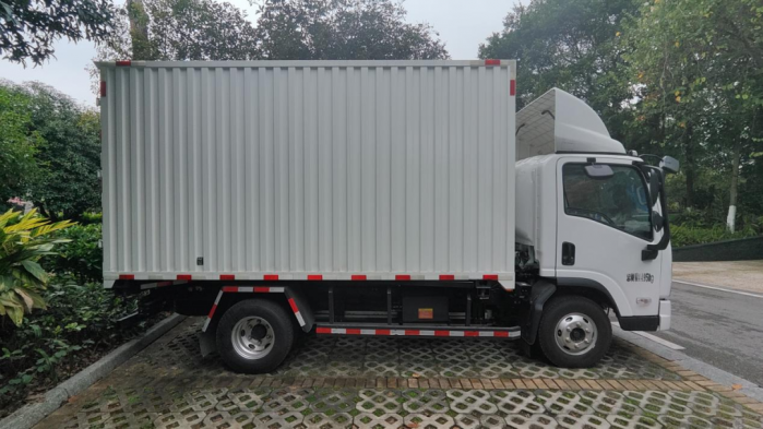 乘龙翼威2城际重载轻卡以硬核实力领跑城际运输“马拉松”