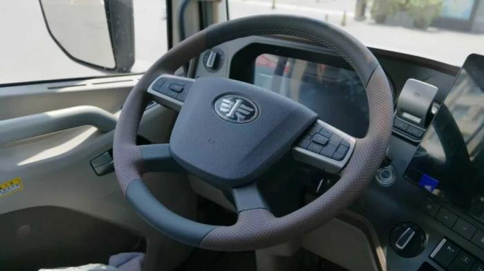 解放J7创领版牵引车高效货运，行稳致远