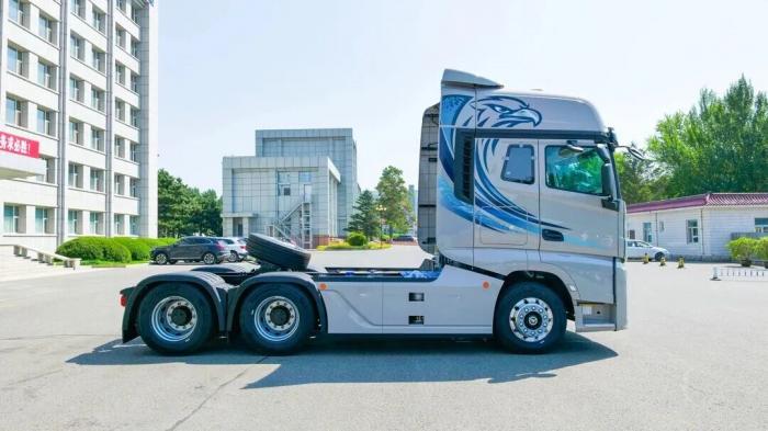 解放J7创领版牵引车高效货运，行稳致远