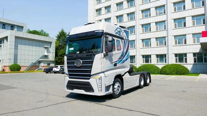 解放J7创领版牵引车高效货运，行稳致远