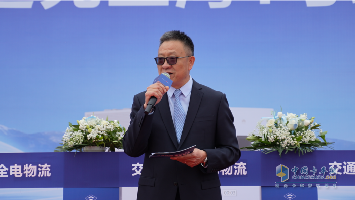 全国首座重卡兆瓦级超充示范站落成 上海临港开启绿色交通新时代