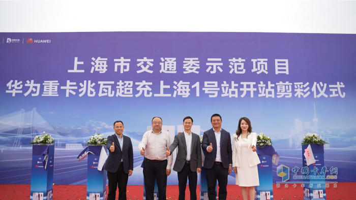 全国首座重卡兆瓦级超充示范站落成 上海临港开启绿色交通新时代