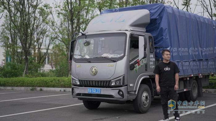 动力提升33%！ 陕汽德龍G300搭载康明斯发动机大缸径、行程短