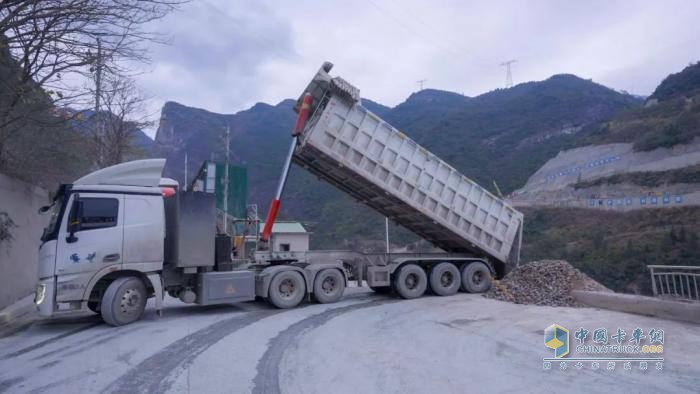 既“稳”又“值”，徐工新能源重卡书写砂石运输场景新答卷