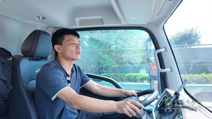 从油车到电车 张师傅的新选择：江淮新能源ES9 让货运更自由