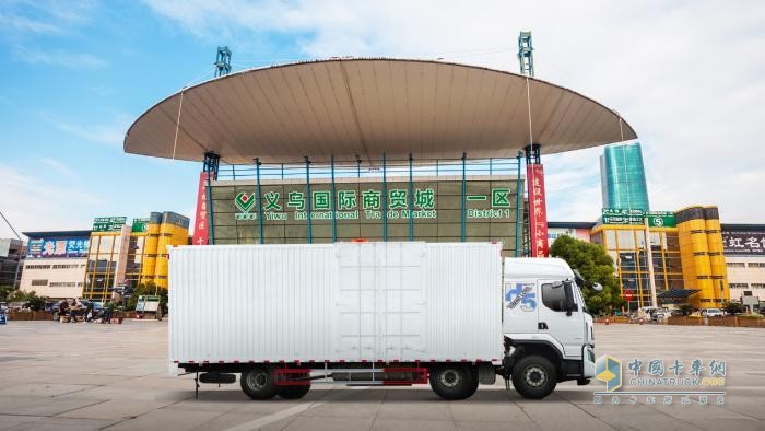 乘龙H5 6x2 LNG 载货车：每公里较油车省9毛，一年多赚10万
