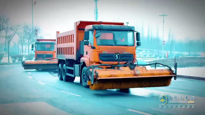 陕汽72辆除雪车驰援新疆 政企同心守护冬季民生通途