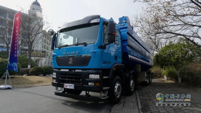 豪沃TX纯电动散装饲料运输车亮相中国重汽集团2026年专用车合作伙伴大会