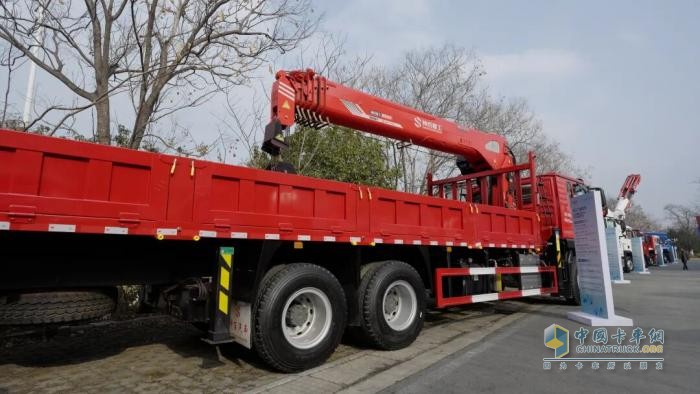 豪沃TX 6×4随车吊亮相中国重汽集团2026年专用车合作伙伴大会