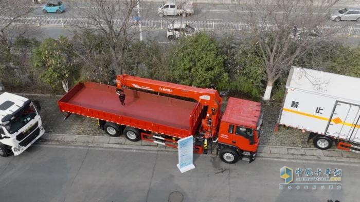 豪沃TX 6×4随车吊亮相中国重汽集团2026年专用车合作伙伴大会