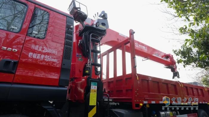 豪沃TX 6×4随车吊亮相中国重汽集团2026年专用车合作伙伴大会