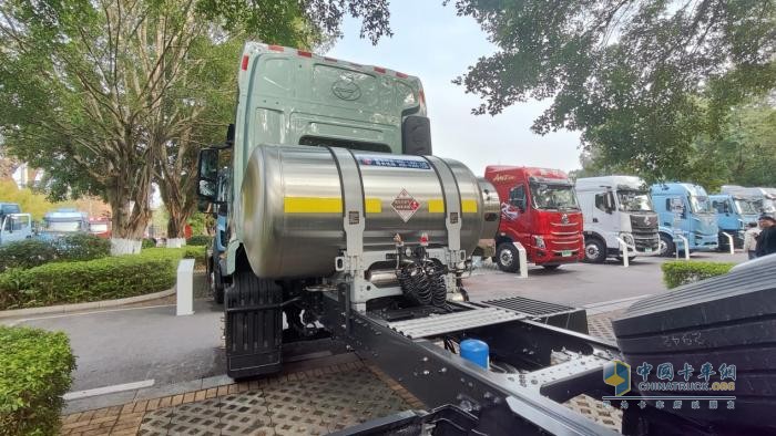 乘龙H5V LNG牵引车：以高效舒适，伴卡友一路创富前行