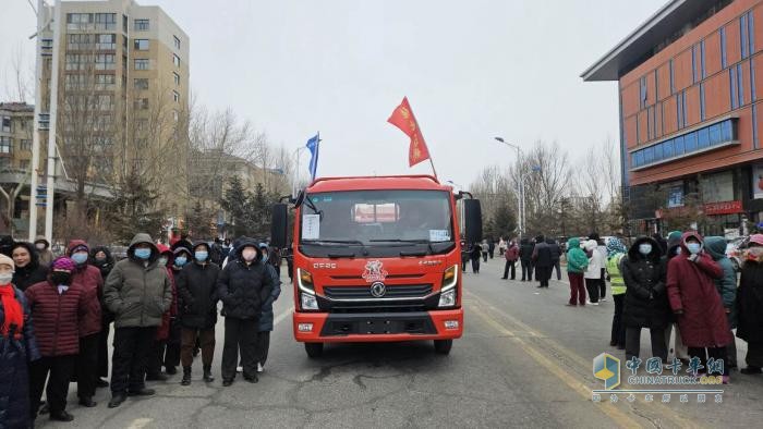 茫茫草原牛羊壮，东风轻卡美名扬
