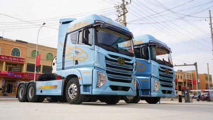 一个村30台鹰途重卡！解放实力扎根边疆 守护卡友创富路