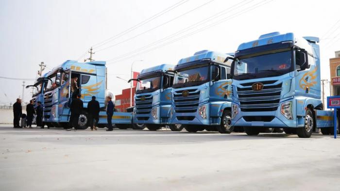 一个村30台鹰途重卡！解放实力扎根边疆 守护卡友创富路