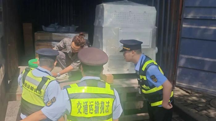 重庆2起货车无证承运危险货物受罚