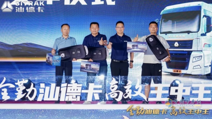 赋能皖北物流！汕德卡G7燃油牵引车阜阳站揭秘“全勤”硬实力！