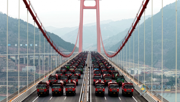 百台红岩重卡助力复兴长江大桥完成荷载试验